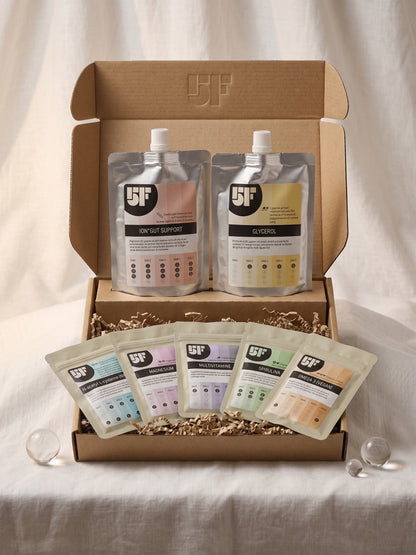 5 Day Fast pakket supplementen op een display met katoenen doek en glazen bollen